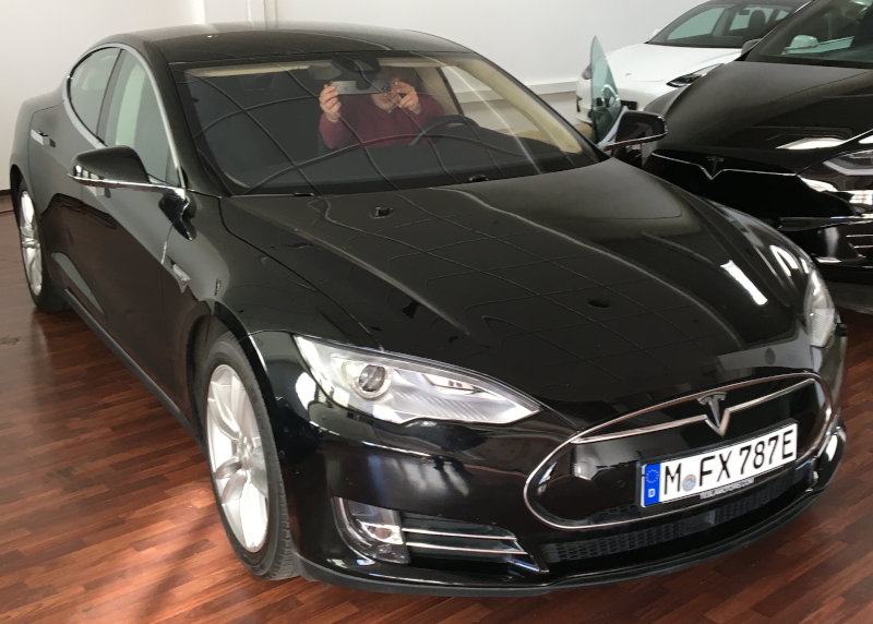 Tesla Model S schwarz